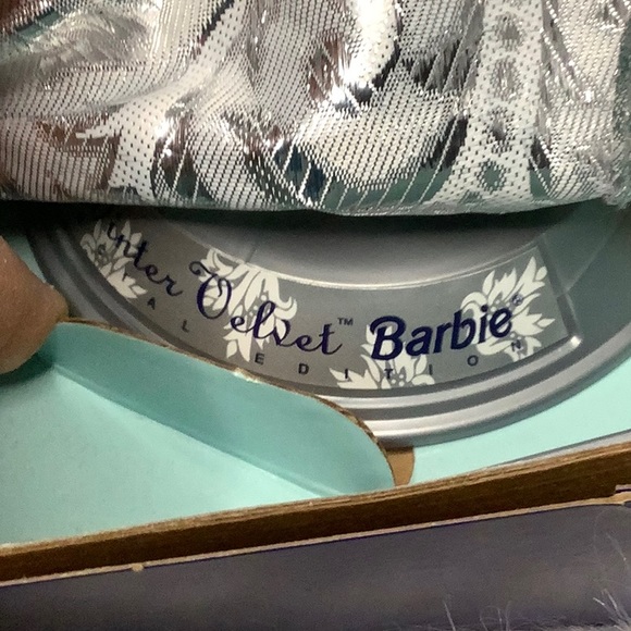 NRFB Vintage 1995 AVON ~ Winter Velvet Barbie Doll ❄️ - Picture 5 of 12